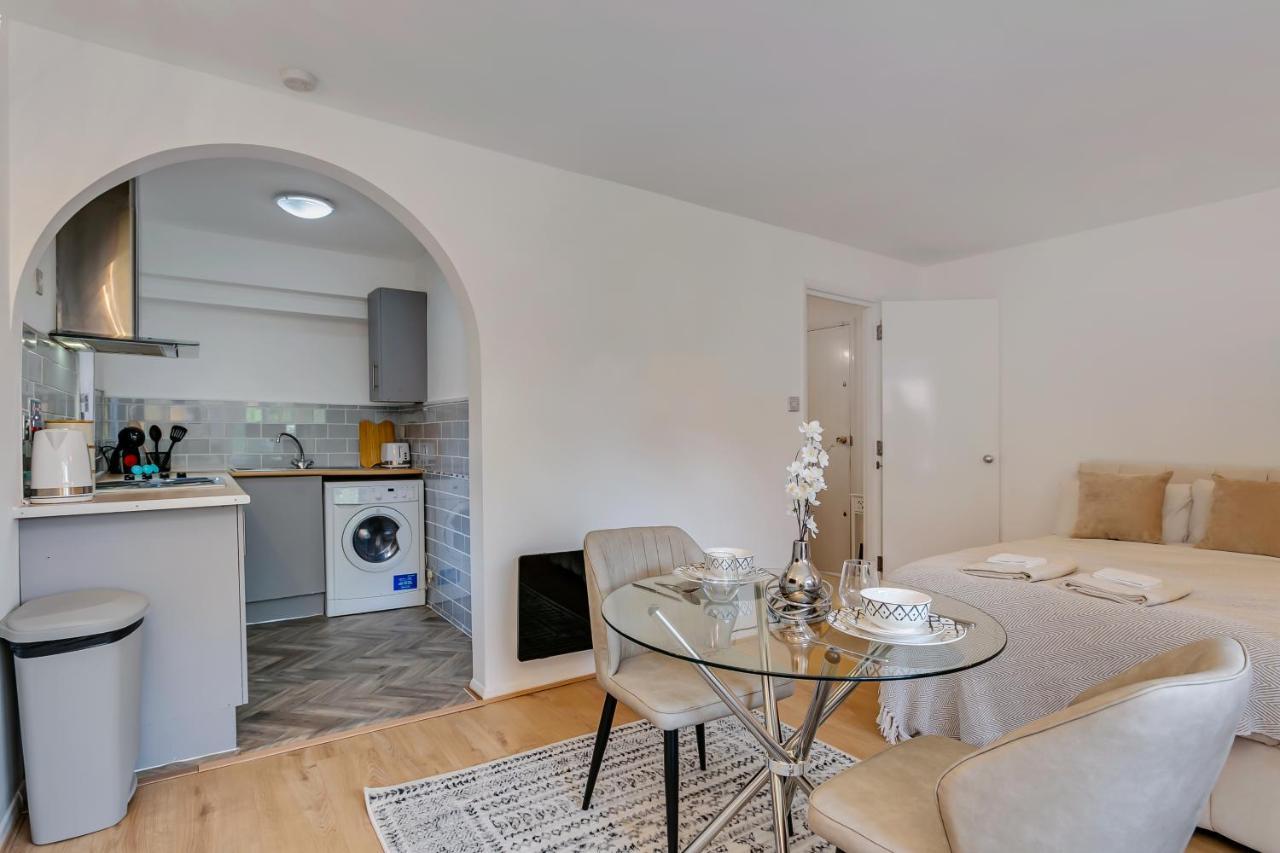 Aryas Apartments London Edgware Esterno foto